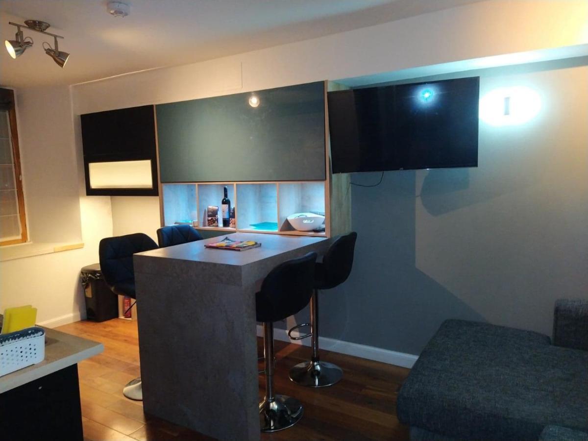 Lovely 2 Bedroom B-listed Converted Whisky Bond Appartement *